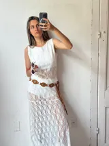 Cinturón marrón con apliques metálicos plateados y negros.