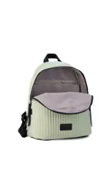 Mochila negra de tela capitoneada con bolsillo frontal amplio y asas ajustables. Incluye compartimento especial para iPad.