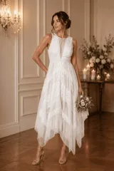 Vestido midi de tul color blanco con aplicaciones de encaje en festones, diseño sin mangas con escote en V y falda de corte irregular.