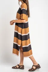 Vestido midi de tejido de punto con diseño de rayas horizontales en tonos marrón, negro y beige. Presenta cuello redondo, mangas cortas y un corte holgado y fluido.