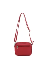 Bandolera negra con cierre superior y bolsillo frontal con cierre. Incluye correa ajustable y un colgante metálico con el logo de la marca.