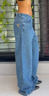 Pantalón de jean celeste con estampado geométrico en relieve.