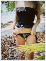 Top bandeau color verde agua con frunces elásticos.