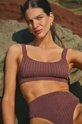 Conjunto de bikini color café con textura de olas, compuesto por un corpiño de escote recto con tiras ajustables y broche metálico, y una bombacha vedetina de tiro alto con tiras ajustables.