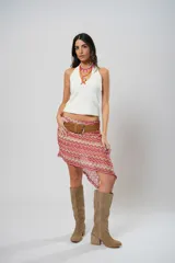 Minifalda asimétrica de crochet con diseño de ondas en tonos rojo, rosa y beige.