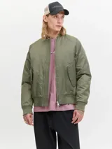 Campera tipo bomber color verde oliva, con cierre frontal de doble dirección, cuello, puños y ruedo acanalados. Presenta bolsillos laterales con solapa y forrería interna.