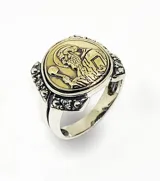 Anillo de plata 925 con lámina de oro 18k y circonias, con diseño de medalla de San Benito.