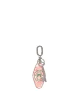 Llavero colgante para bolso de Victoria's Secret, con dije de resina perlada en tono rosado con diseño de llave de hotel y detalle de llave metálica plateada. Incluye anilla y gancho de metal.