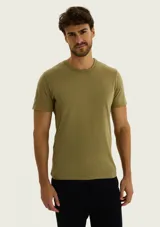Remera básica de manga corta, color gris melange, de corte slim y cuello redondo.