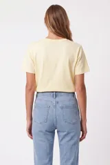 Remera color blanco off-white, de manga corta y corte clásico, con estampa frontal con la inscripción "Marga-Rita" y un pequeño vaso de cóctel.