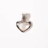 Dije plateado en forma de corazón con incrustación de nácar.