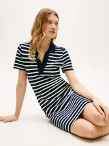 Vestido tipo chomba de Tommy Hilfiger, con diseño a rayas horizontales en azul marino y blanco, corte slim, cuello polo con escote en V pronunciado y mangas cortas.