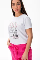 Remera blanca de algodón y elastano con cuello redondo y mangas cortas. Estampado frontal con diseño de flores, frasco de perfume y esmalte de uñas.