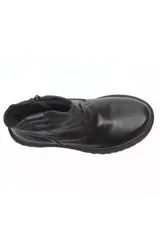Botín de cuero negro con suela track dentada y cierre lateral. Presenta un diseño de caña baja con costuras reforzadas y acabado liso.