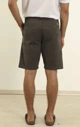 Bermuda de gabardina azul oscuro, corte recto, con bolsillos laterales y traseros.