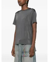 Remera de manga corta color gris oscuro con acabado satinado, de corte clásico y holgado, con cuello redondo.
