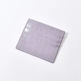 Tarjetero lila con textura símil cuero de cocodrilo.