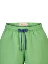 Short de baño RKF color verde con pretina elástica y cordón ajustable azul oscuro con terminales metálicas, bolsillos laterales y tecnología reactiva que revela un estampado al contacto con el agua.