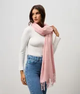 Bufanda de tejido fil a fil en tono beige melange, con diseño de textura suave y terminaciones con flecos en los extremos.