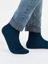 Medias de caña media en color azulino, confeccionadas en tejido acanalado con textura suave.