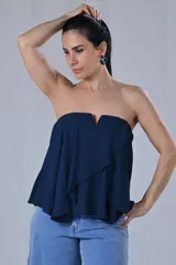 Top strapless color amarillo con volados superpuestos y corte en pico en el centro.