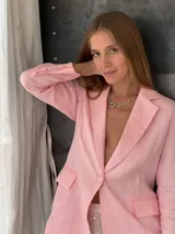 Blazer sastrero de lino color rosado, con solapas de muesca, cierre frontal con un botón forrado y bolsillos con solapa en los laterales.