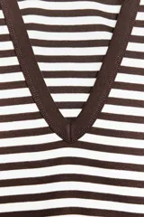 Camiseta sin mangas de corte ajustado, con escote en pico profundo y diseño a rayas horizontales en color marrón y blanco. Presenta acabados en rib en cuello y sisas.