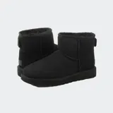 Botas cortas UGG Classic Mini II color negro, confeccionadas en piel de oveja Twinface con tratamiento de repelencia al agua. Interior forrado en piel de oveja y suela Treadlite by UGG™ para mayor comodidad.