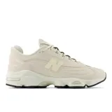 Championes urbanos New Balance modelo 1000, color beige, con diseño aerodinámico, logo N lateral y suela de goma con tecnología de amortiguación.