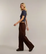 Blusa de cuello polo y manga corta, confeccionada en tejido rib de algodón con elastano. Presenta un diseño ajustado al cuerpo con escote en V y textura acanalada.