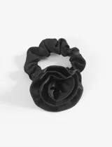 Gomita de pelo negra con aplique de flor de tela.