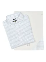 Camisa de manga larga para hombre, color blanco con patrón de cuadros pequeños en azul claro. Presenta cuello con botones (button-down) y un bolsillo de parche en el pecho.