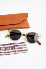 Lentes de sol polarizados con armazón carey de diseño redondo y lentes marrones.