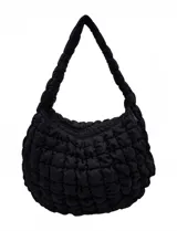 Bolso tipo hobo o baguette de color negro, con textura acolchada o capitoneada. Posee un asa ancha y gruesa del mismo material. El bolso tiene un forro interno a tono y bolsillos internos y externos ocultos.