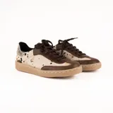 Championes de diseño artesanal con paneles de cuero vacuno con pelo estampado tipo animal print y detalles en cuero liso marrón. Presenta una pieza metalizada en el talón y suela de goma color caramelo.