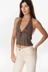Top halter tejido de punto con hilos de lurex en color marrón, escote en V pronunciado y cierre delantero con tiras para anudar.