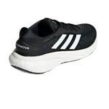 Championes de running Adidas Supernova 2, color negro con detalles en blanco. Presentan un diseño técnico con malla transpirable, entresuela con tecnología de amortiguación y las icónicas tres bandas laterales en contraste.