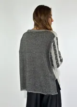 Sweater color crema con rayas verticales color mostaza con diseño de trenzas.