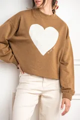 Sweater marrón de algodón peinado con cuello alto y calce oversize. Estampado frontal de corazón blanco con texto en cursiva.