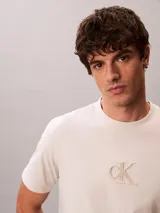 Remera de manga corta Calvin Klein color beige, de corte regular y cuello redondo, con el monograma de la marca estampado en el pecho.