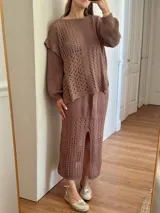 Sweater tejido con hilo de algodón color marrón, con calados y volados en los hombros.