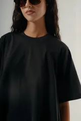 Camiseta de algodón orgánico con calce amplio y caída fluida, de cuello redondo y manga corta.