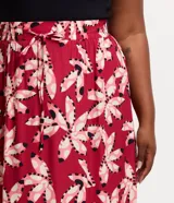 Pollera larga de viscosa con estampado floral, cintura elastizada con lazo y ruedo fruncido. Prenda plus size.