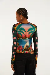 Remera de manga larga y cuello redondo de poliéster y elastano, con un llamativo estampado tropical que incluye un tranvía, vegetación y flores en tonos vibrantes sobre fondo negro.