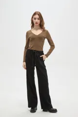 Pantalon de corte recto y tiro alto, confeccionado en poliester, con cintura elastizada, cordón de ajuste y bolsillos laterales.