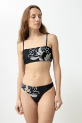 Top de bikini negro con tirantes finos y bordado de flores blancas.