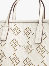 Cartera tote color blanco con monograma TH troquelado, doble asa de mano y correa larga extraíble y ajustable.