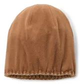 Gorro de punto tejido color marrón tostado con textura acanalada, forro micropolar interno, pompón superior y parche con el logo de la marca en el lateral.