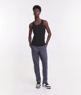 Pantalón masculino de corte skinny confeccionado en sarga de algodón con elastano. Presenta cierre frontal con botón y cremallera, cintura con trabillas y bolsillos laterales y traseros.