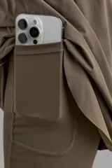 Pantalones cortos de running confeccionados en tejido técnico ligero y elástico, con malla interior. Presentan cintura elástica ajustable con cordón, bolsillo trasero con cierre y aberturas laterales en el bajo.